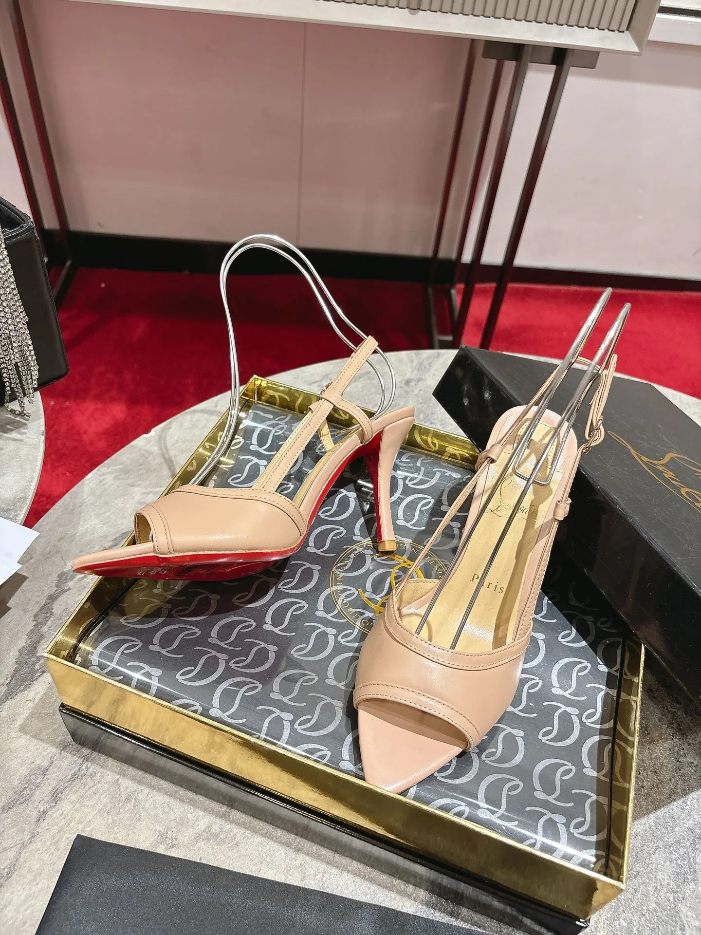 👟👟Ex-factory price 640👟👟 🆑❥∙Back empty sandals🦋✪ꫛꫀw.✔︎ Featuring a slightly pointed toe and slim straps, this model is crafted in white calfskin with an 85mm heel height and added hand-placed crystals on the front. It features our signature Louboutin red sole with Christian Louboutin's signature and heart-shaped stamped logo on the insole. Size: 34 yards-43 yards (34.40.41.42. Customized, non-refundable and non-exchangeable‼️, 43 yards➕20💰) Heel height: 8.5 Color: white black